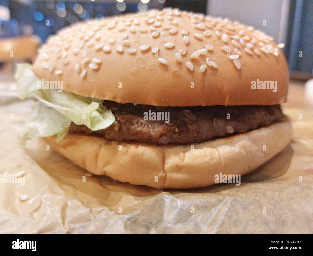 Un hamburger Patty Bun e lattuga Foto Stock