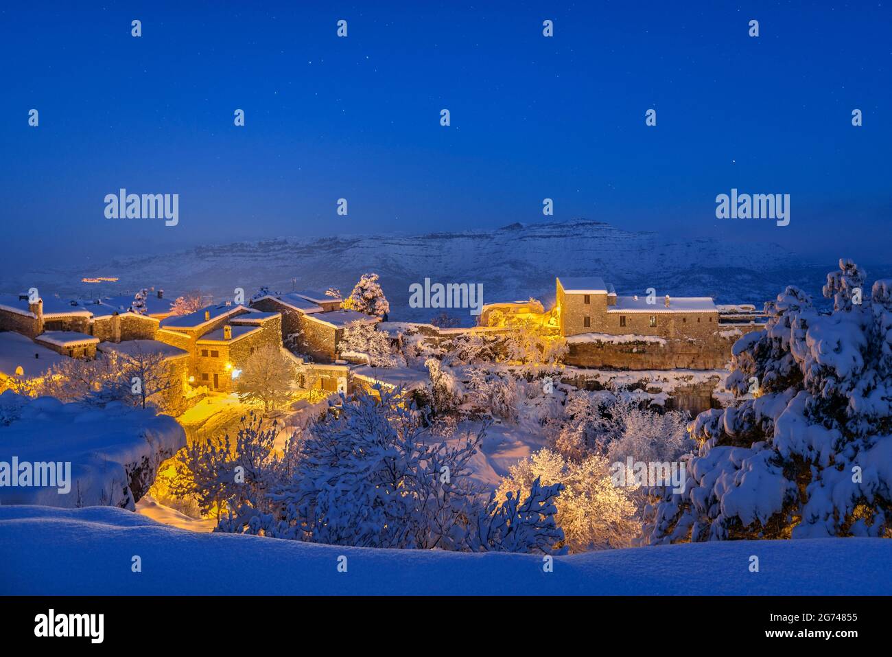 Villaggio di Siurana in una notte innevata invernale dopo una nevicata pesante (Priorat, Tarragona, Catalogna, Spagna) ESP: Vista del pueblo de Siurana de noche Foto Stock