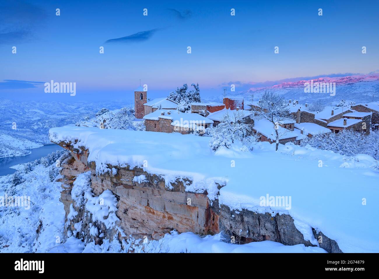 Siurana villaggio in un inverno nevoso alba dopo una forte nevicata (Priorat, Tarragona, Catalogna, Spagna) ESP: Vista del pueblo de Siurana al amanecer Foto Stock