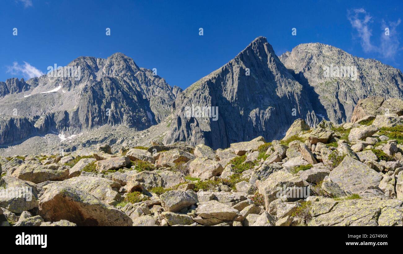 Vista delle cime della Comalespada e della vetta della Punta alta vista dal percorso per Pic de Travessani (Valle di Boí, Catalogna, Spagna, Pirenei) Foto Stock