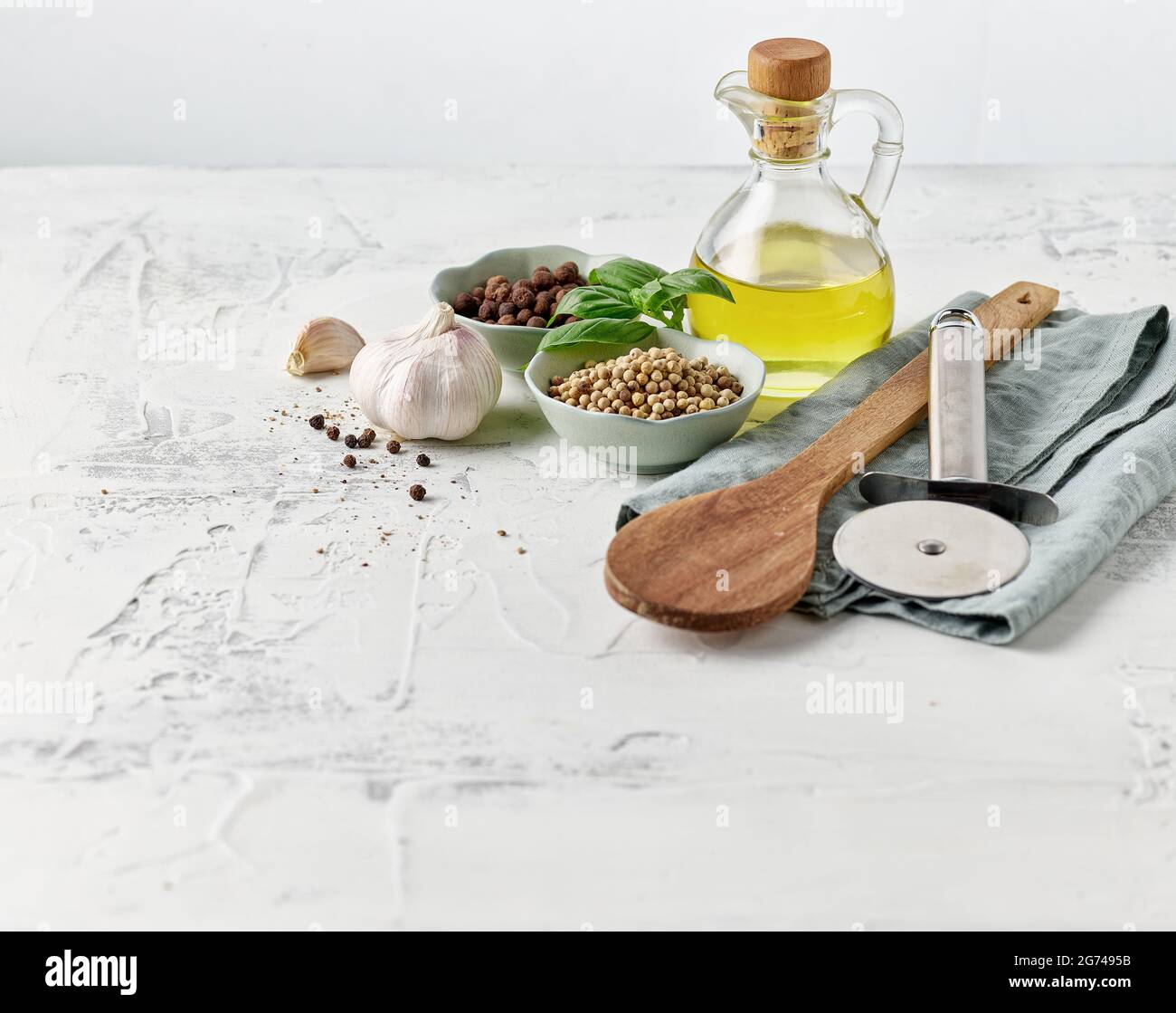 composizione di vari ingredienti alimentari su tavolo da cucina bianco Foto Stock
