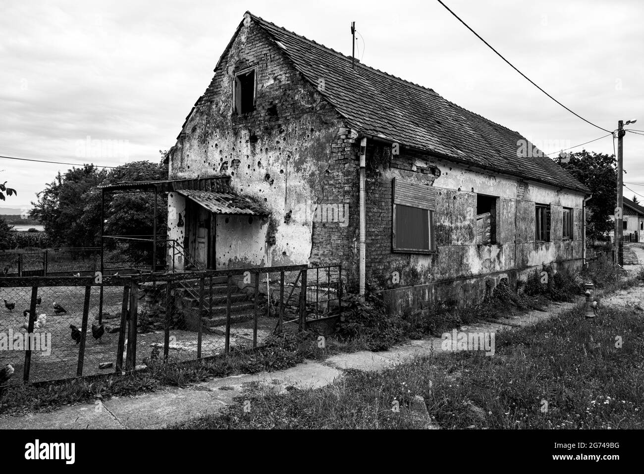 Una vecchia casa abbandonata solo per i polli. Foto Stock