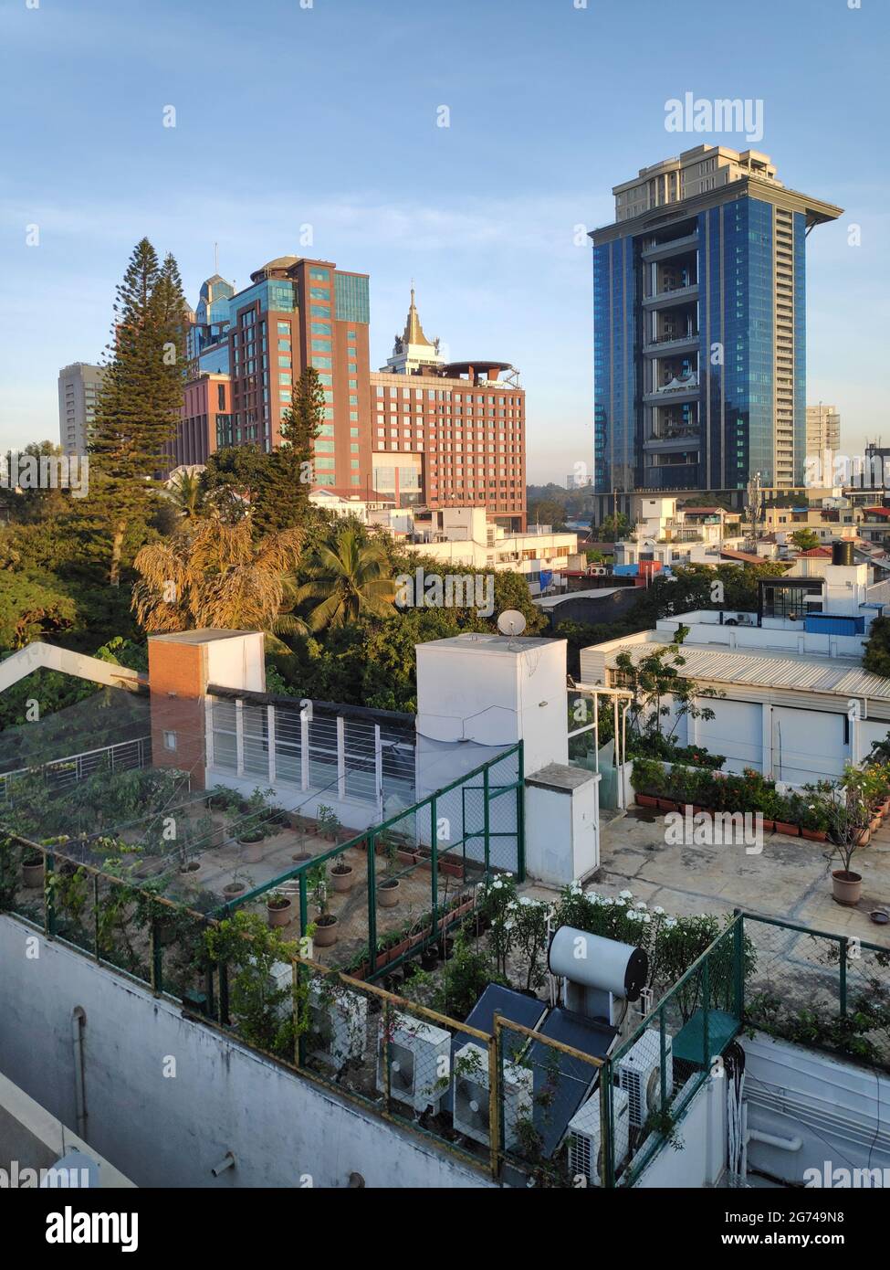 Una vista soleggiata del centro di Bangalore, India in una giornata di sole Foto Stock