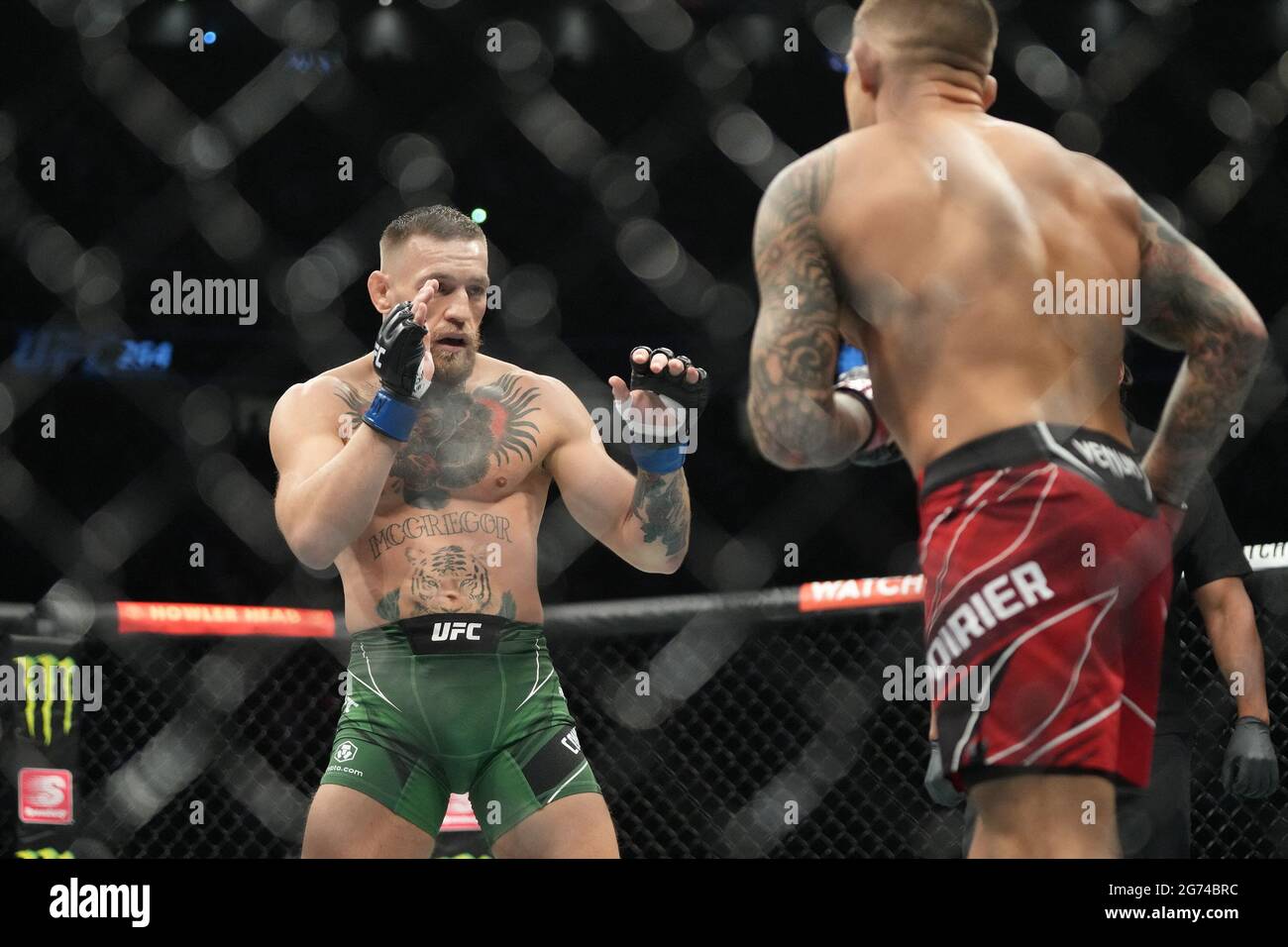 Las Vegas, Stati Uniti. 10 luglio 2021. (L-R) Conor McGregor affronta Dustin Poirier nel loro incontro leggero durante l'evento UFC 264 - Poirier vs McGregor 3 alla T-Mobile Arena il 10 luglio 2021 a Las Vegas, NV, USA. Photo by Louis Grasse/PxImages/ABACAPRESS.COM Credit: Abaca Press/Alamy Live News Foto Stock