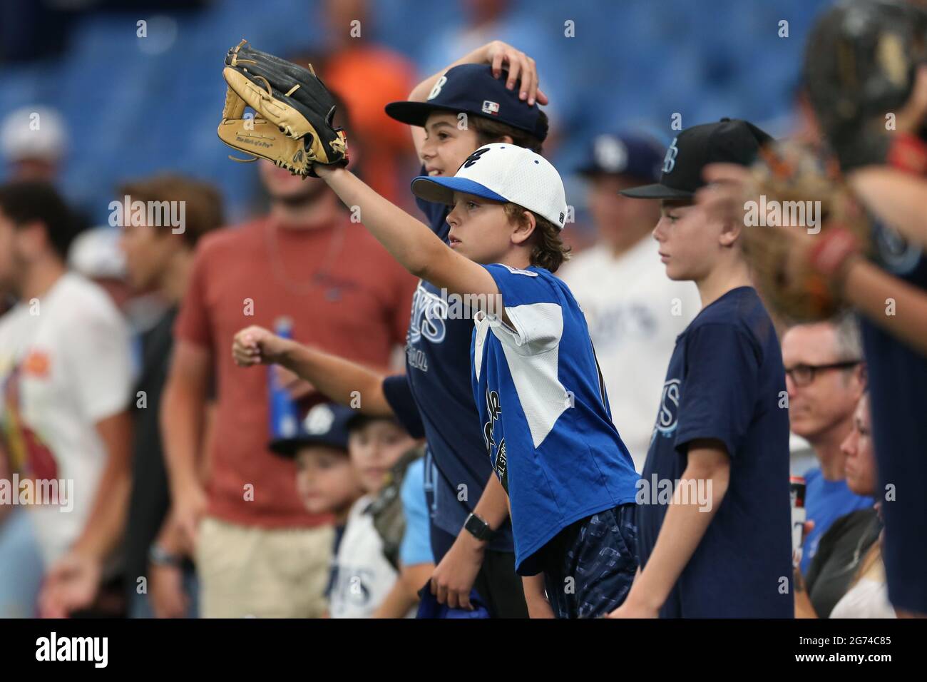 San Pietroburgo, Florida. I giovani fan degli Stati Uniti incoraggiano e sperano di ottenere una palla dai giocatori durante una partita di baseball della Major League tra i Tampa Bay Rays e t. Foto Stock