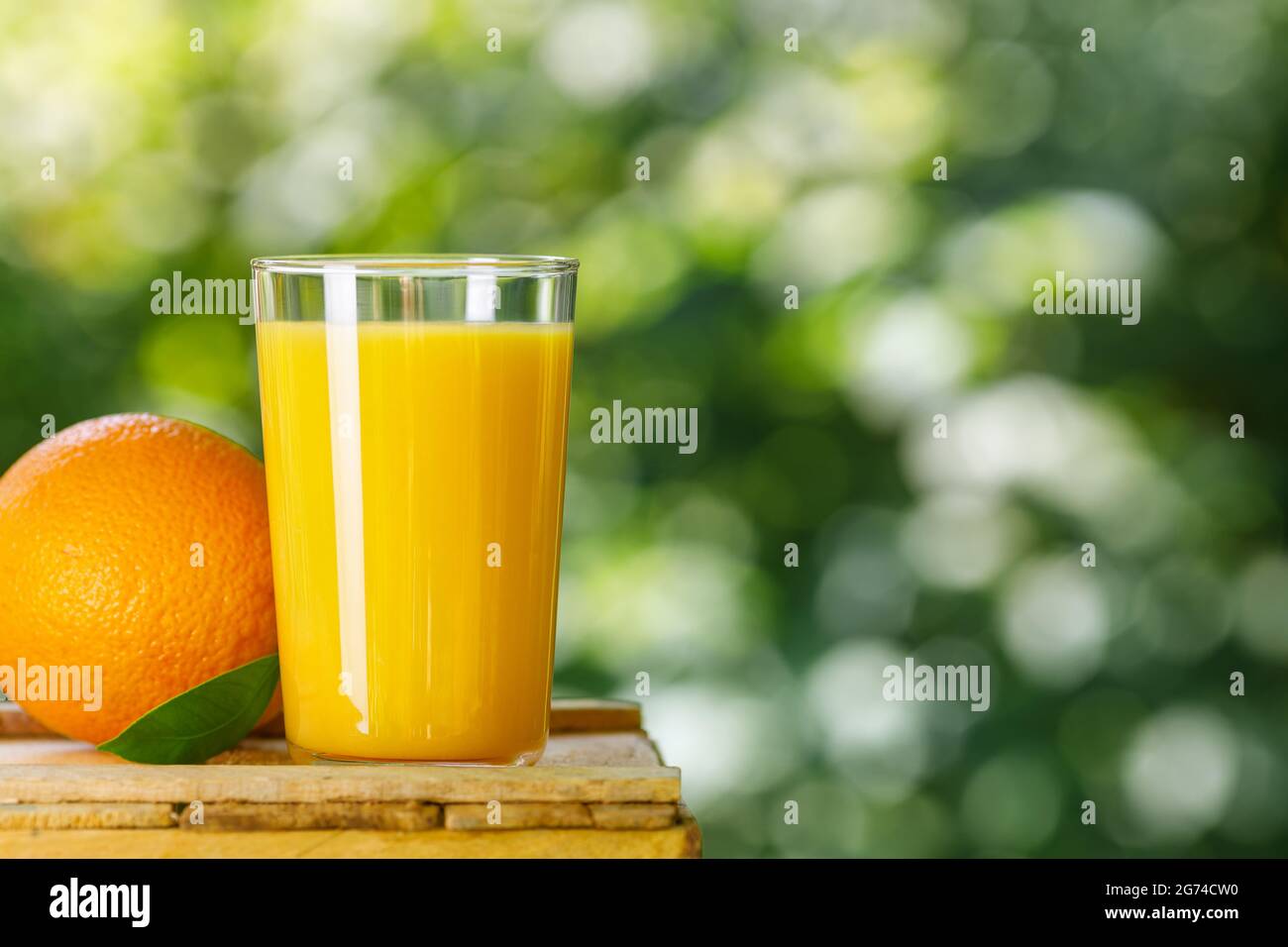 bicchiere di succo d'arancia con frutta matura all'aperto Foto Stock