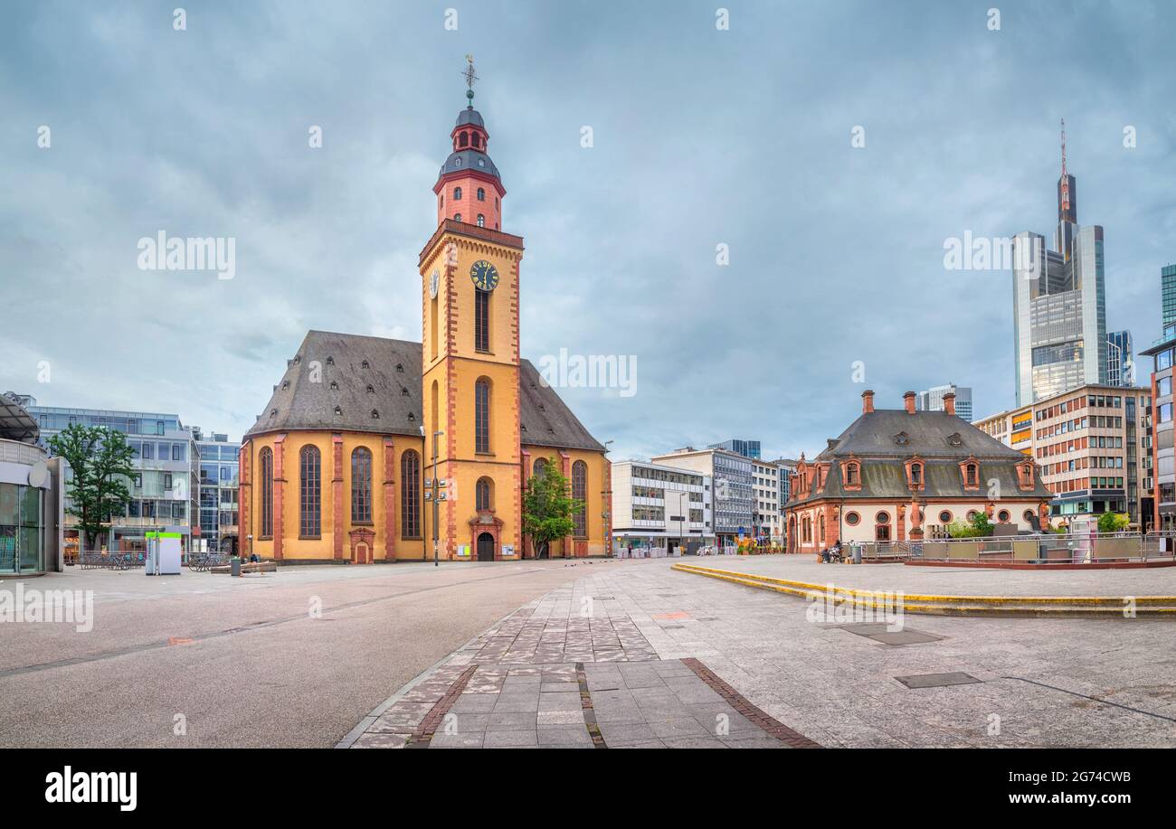 Francoforte sul meno, Germania. Veduta della chiesa barocca di Santa Caterina (Katharinenkirche) Foto Stock