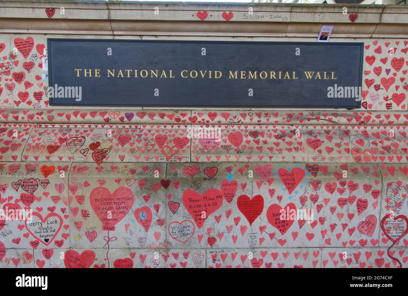 Londra, Inghilterra, Regno Unito 24.06.2021 The National Covid Memorial Wall a southbank, Lambeth in memoria delle vittime del Covid-19 Foto Stock