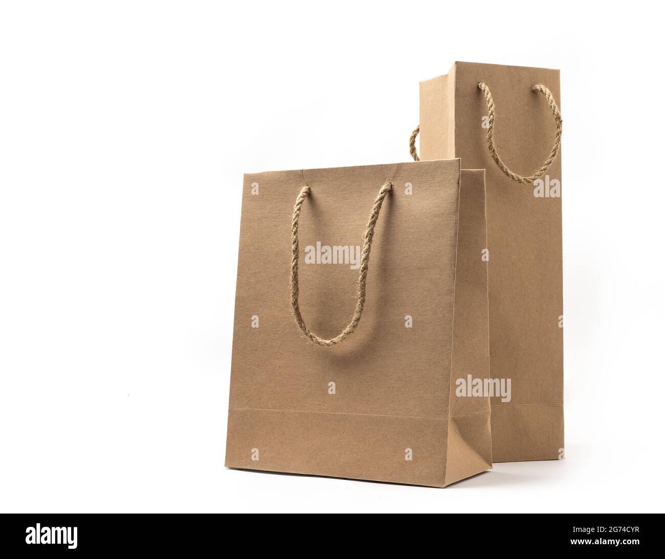 Sacchetto di carta marrone di due dimensioni con manico in corda naturale, uno è sacchetto di carta corto, altri uno è alto, stretto. Sacchetti marroni su sfondo bianco. Conce Foto Stock