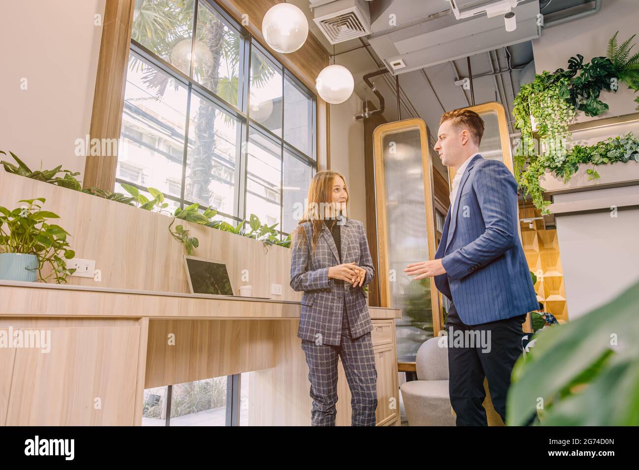 Uomini d'affari che parlano insieme in un ufficio moderno per un contatto o un collegamento di affari. Foto Stock