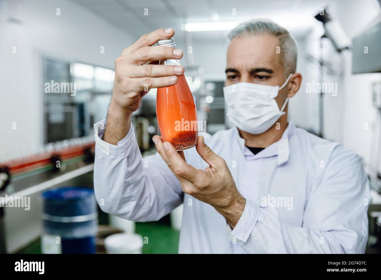 Controllo di qualità e sicurezza alimentare ispettore verifica e verifica con cura igienica lo standard di contaminazione dei prodotti nella linea di produzione degli stabilimenti alimentari e delle bevande. Foto Stock