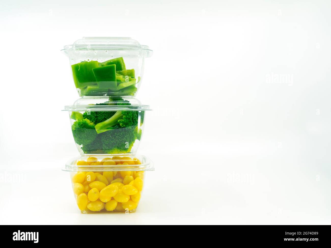 Insalata in piccola scatola di plastica sgombrata, separato ogni tipo di insalata di verdure in piccolo contenitore, concetto di igiene selezionato dai clienti a scegliere e Foto Stock