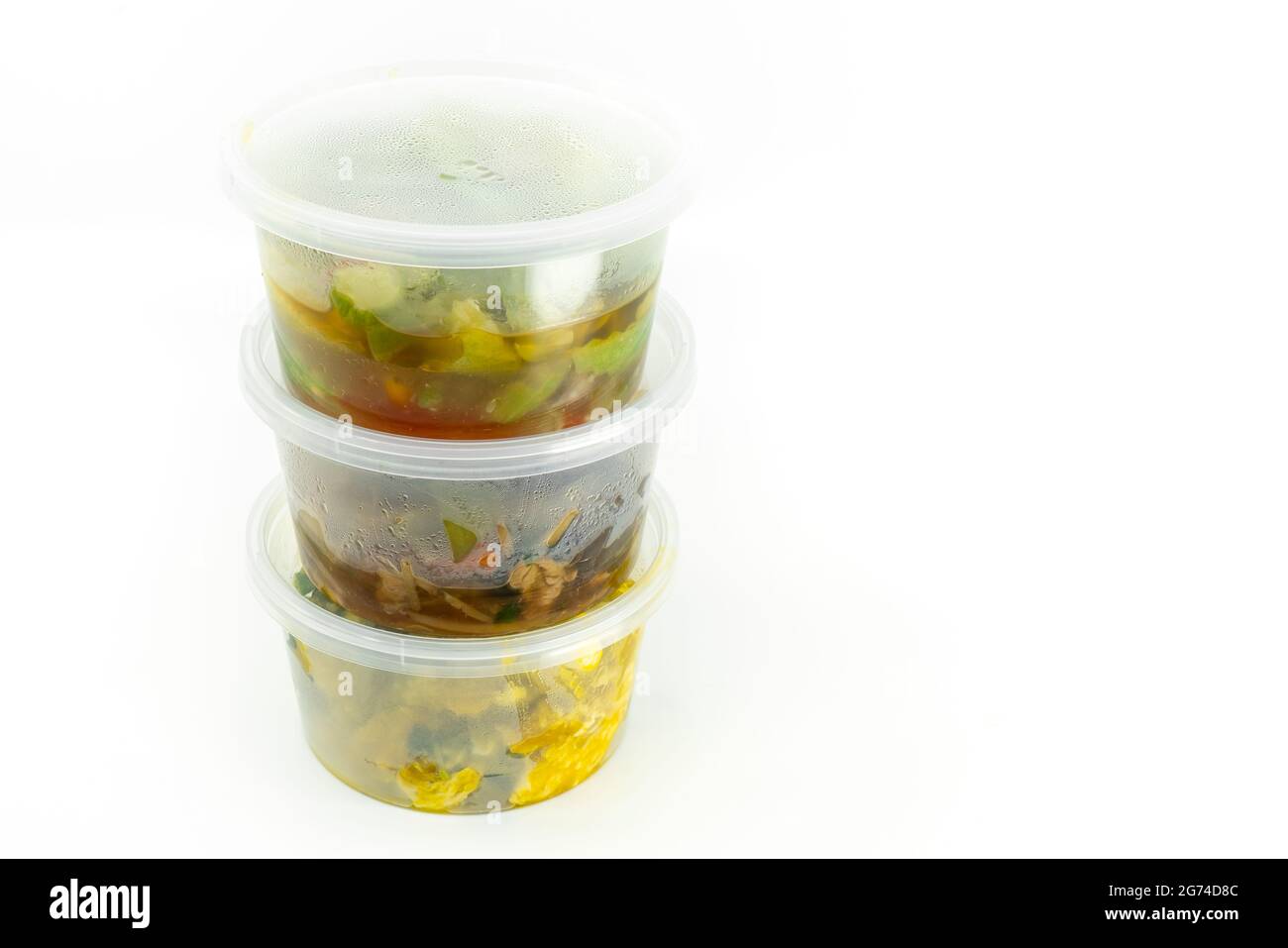 Take out cibo, cibo thailandese in piccolo contenitore per la vendita in supermercato, stack contenitore con cibo su sfondo bianco, immagine isolata. Grasso e shap corto Foto Stock