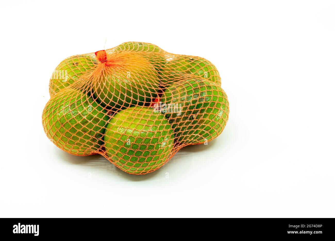 Gruppo di arancia o Tangerine in borsa a rete o in borsa eco mesh per la vendita in supermercato, immagine su sfondo bianco. Foto Stock