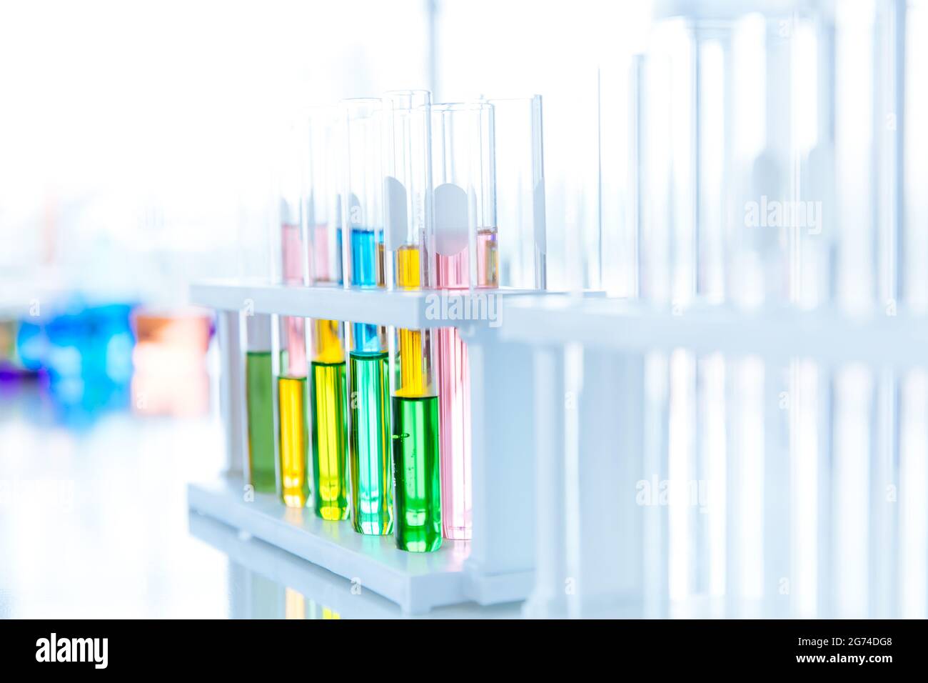 Coloful mix di sostanze chimiche a colori in provetta di prova in laboratorio chimico o Medical Research Lab liquido colorato per un background medico avanzato. Foto Stock