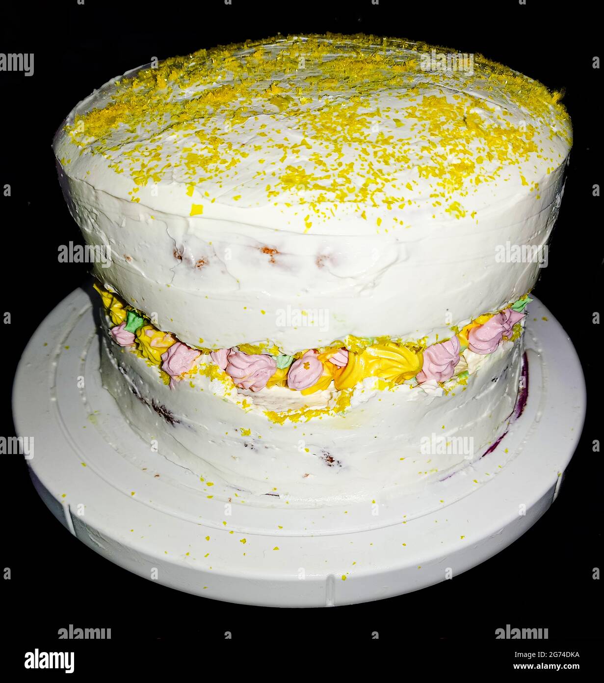 Torta Faultline decorava la carta da zucchero e la peonia rosa. Idee per torta di nozze, torta di compleanno, torta fatta in casa durante i giorni di chiusura Foto Stock