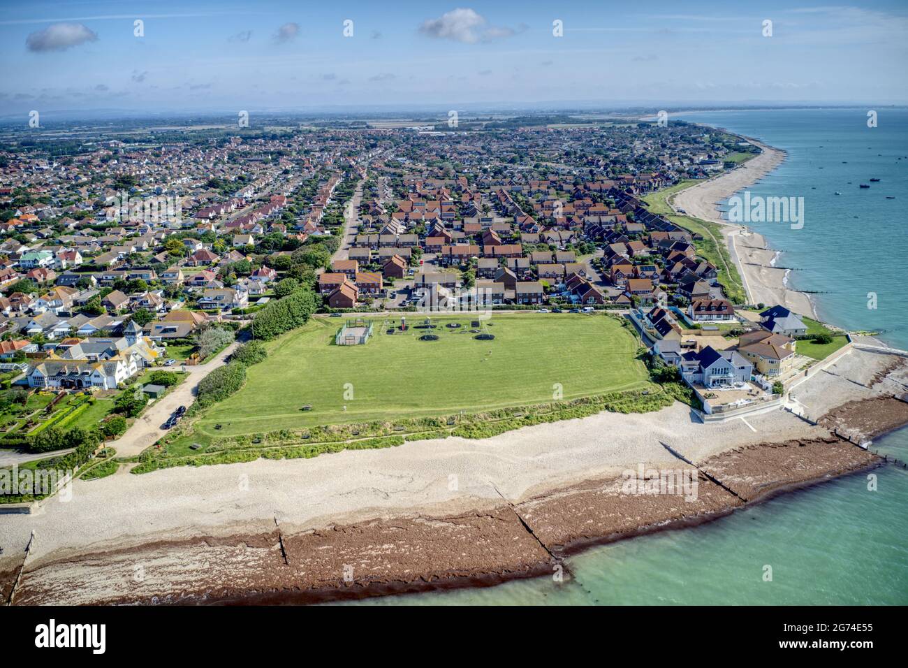 Vista aerea di Selsey Bill guardando a nord lungo East Beach dal campo da gioco in una bella giornata estiva inglese. Foto Stock