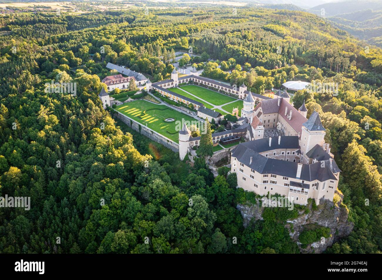 Rosenburg nel Kamptal della regione di Waldviertel in bassa Austria. Vista aerea del famoso castello e punto di riferimento sul fiume Kamp vicino a Eggenbur Foto Stock