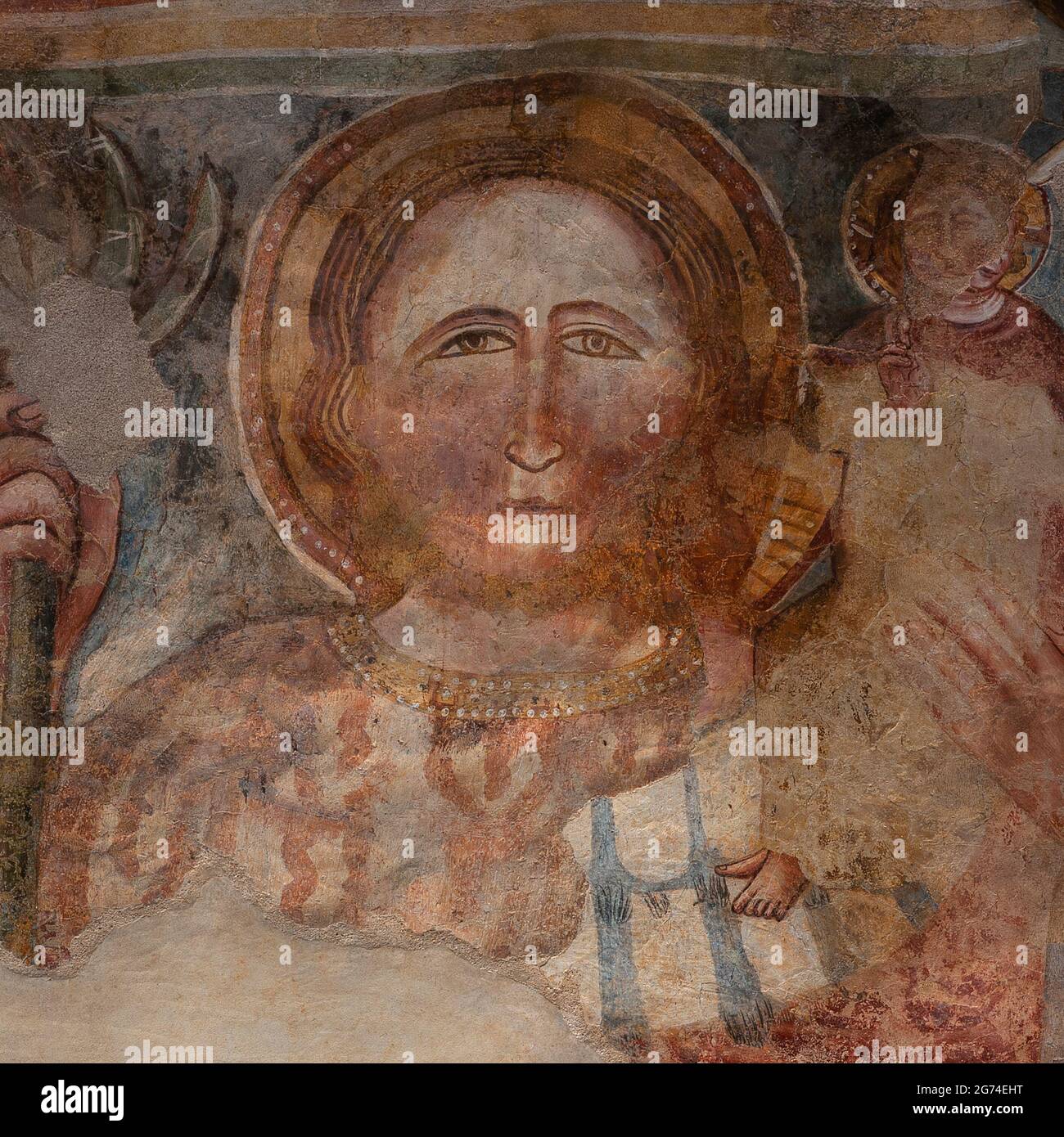 San Cristoforo con Cristo bambino sulla spalla sinistra. Particolare dell'affresco tardo medioevale sul fronte occidentale della chiesa o Chiesetta di San Tommaso Apostolo a Cavedago, Trentino-alto Adige, in Italia, a metà del 1300. Affresco dipinto dall'artista lombardo itinerante noto come il Maestro di Sommacampagna. Foto Stock