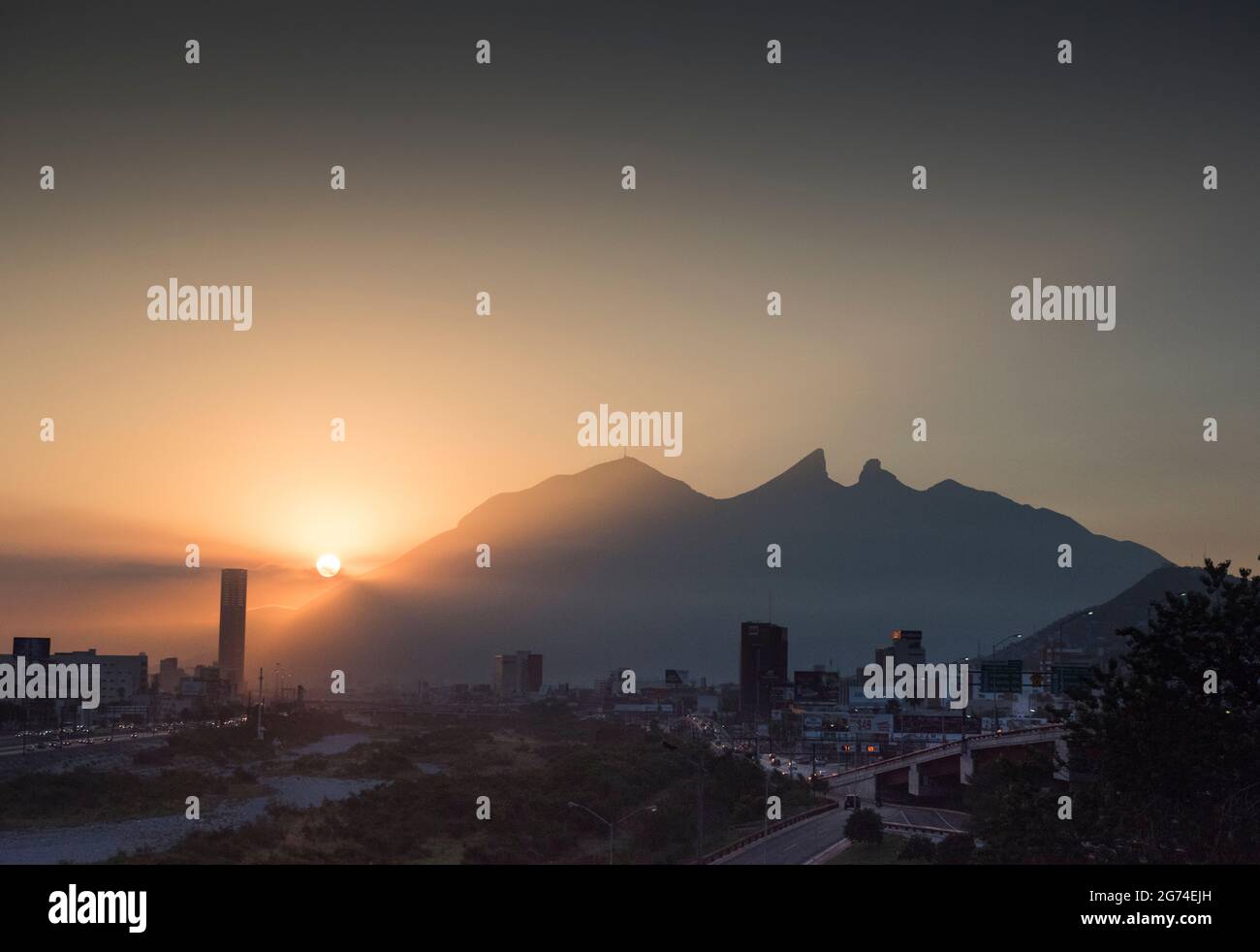 Traffico all'alba con El cerro de la silla, Monterrey, nuevo leon, Messico Foto Stock