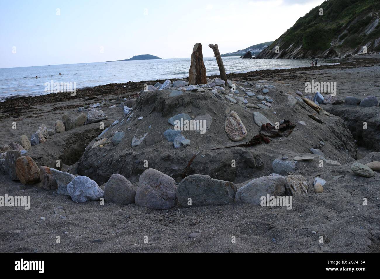 Sandcastle sulla spiaggia di Millendreath, Cornovaglia, Regno Unito. Millendreath Beach Resort con St George's Island in lontananza. Foto Stock