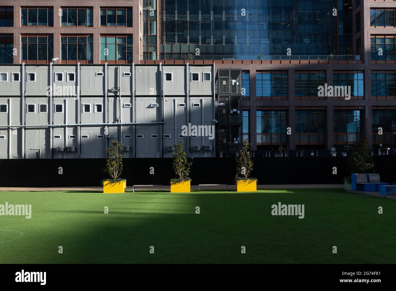10 Bank Street. Astro Turf Park circondato da lavori di costruzione. Il paesaggio urbano aziendale di Canary Wharf, Isle of Dogs, Londra, Regno Unito Foto Stock