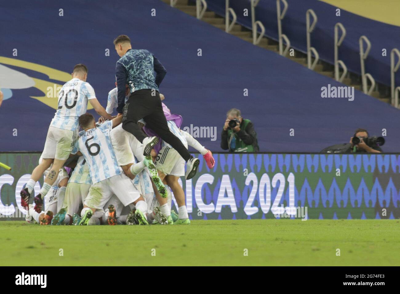 Rio de Janeiro, Brasile. 10 luglio 2021. I giocatori argentini festeggiano la vittoria dopo la partita finale del torneo di calcio Copa America 2021 a Rio de Janeiro, Brasile, il 10 luglio 2021. Credit: Rahel Patrasso/Xinhua/Alamy Live News Foto Stock