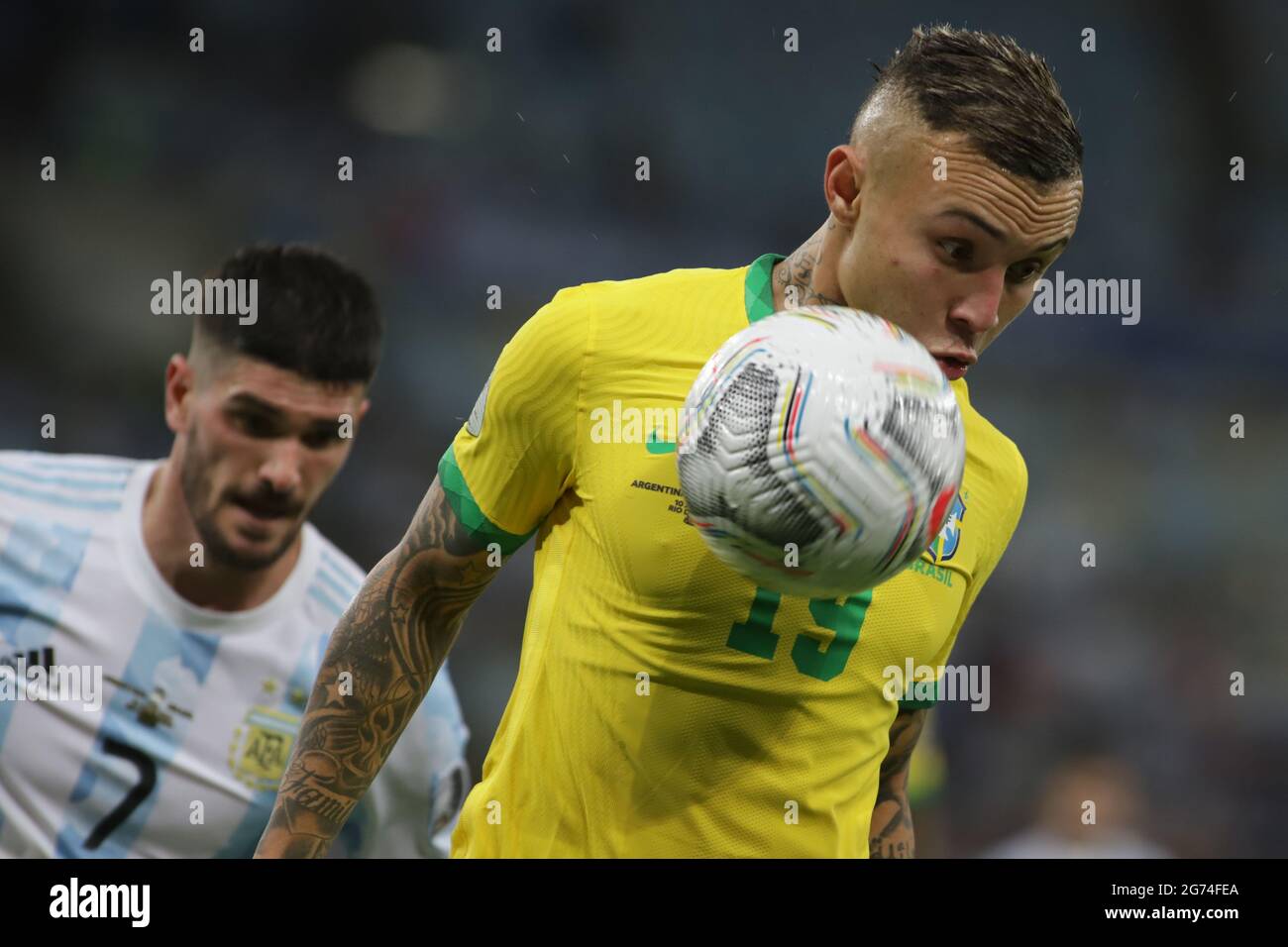 Rio de Janeiro, Brasile. 10 luglio 2021. L'Everton (R) del Brasile compete durante la partita finale del torneo di calcio Copa America 2021 a Rio de Janeiro, Brasile, il 10 luglio 2021. Credit: Rahel Patrasso/Xinhua/Alamy Live News Foto Stock