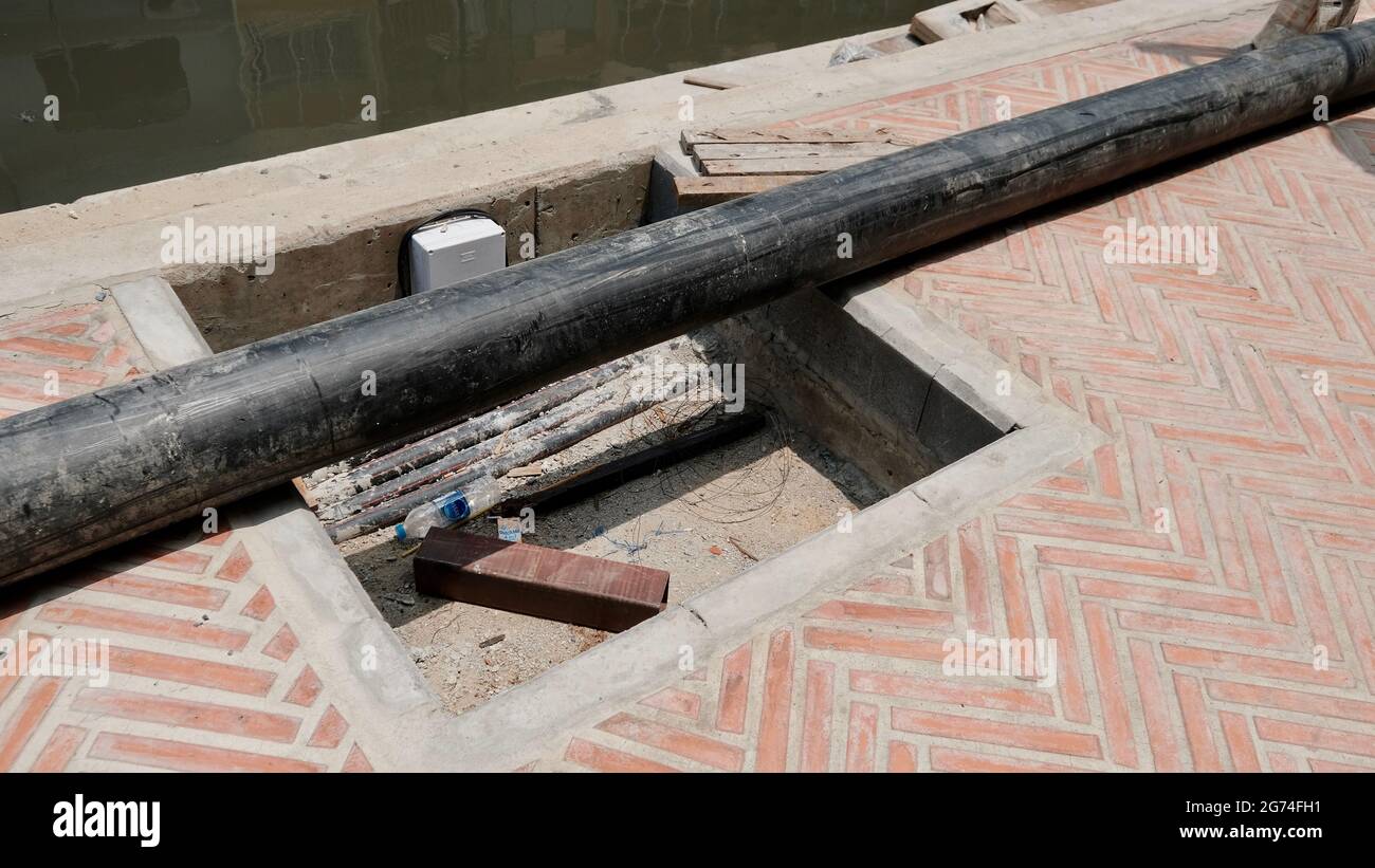 Ristrutturazione del tubo nero costruzione del canale Khlong Ong Ang Walking Street Chinatown Bangkok Thailandia Foto Stock