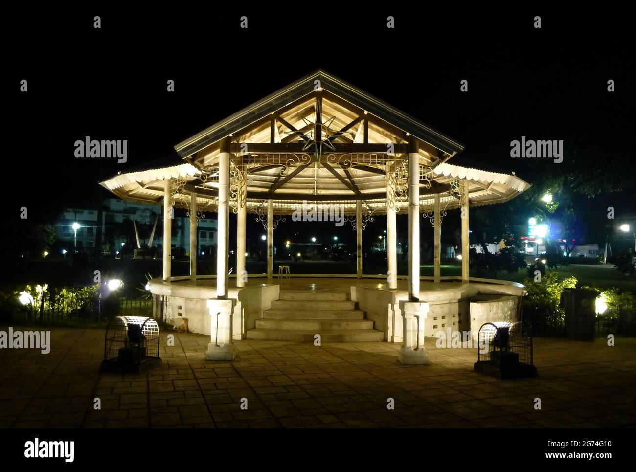 Cebu City, Filippine; 7 agosto 2014 -- ripresa notturna di un palco sopraelevato a Plaza Independencia, un parco pubblico storico vicino al lungomare. Foto Stock