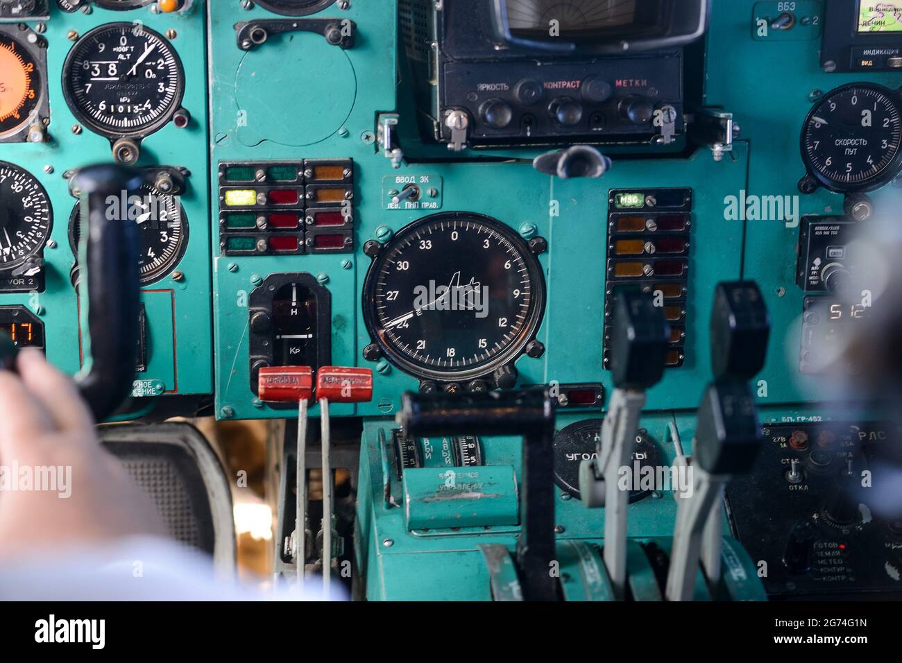 Svizzera - 05.29.2015 - il cockpit in aereo. Vista dalla finestra dell'aereo. Dispositivi di controllo degli aeromobili. Foto Stock