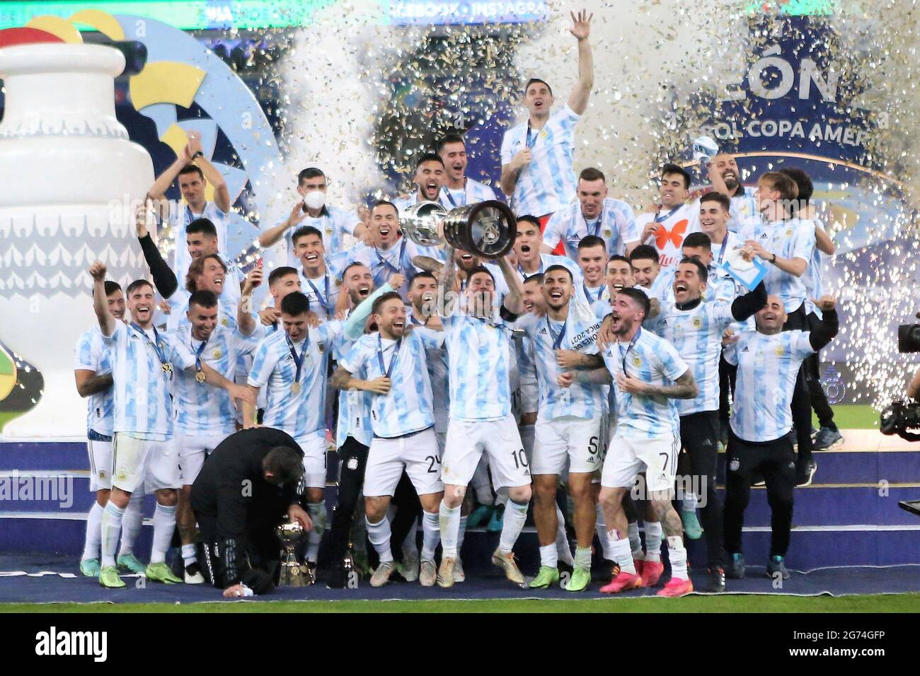 Lionel messi dell'Argentina celebra la vittoria con i compagni di squadra dopo aver vinto la Coppa America 2021, finale di calcio tra Argentina e Brasile il 11 luglio 2021 allo stadio Maracana di Rio de Janeiro, Brasile - Foto Laurent Lairys / DPPI Foto Stock