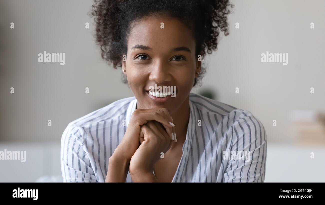 Ritratto di una bella donna afroamericana sorridente Foto Stock