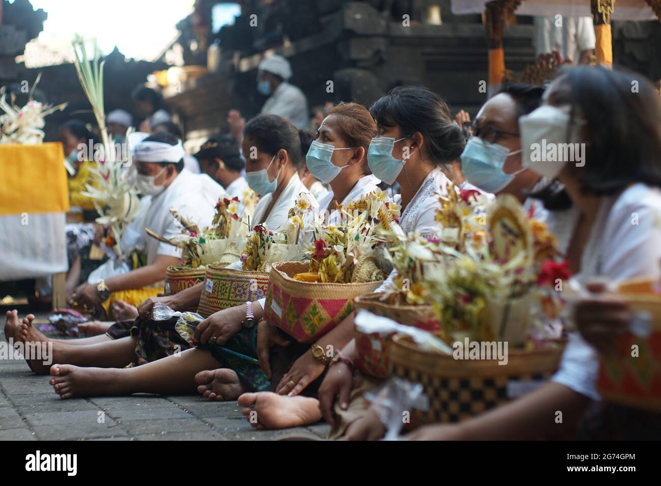 BALI, INDONESIA-MAGGIO 12 2021: La vita della comunità indù balinese al tempo del Covid-19 Pandemic. Le attività religiose applicano i protocolli sanitari Foto Stock
