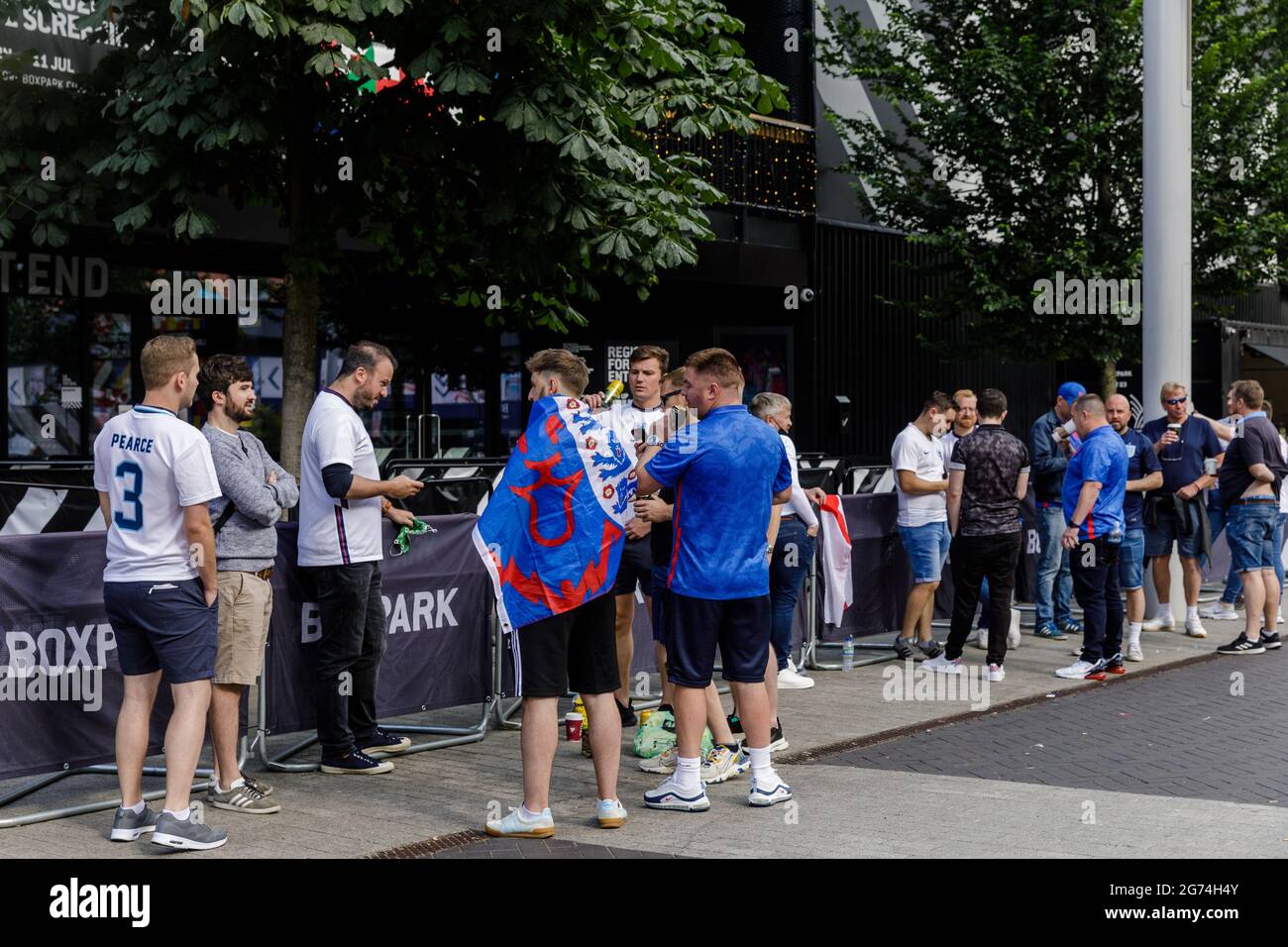Wembley Park, Regno Unito. 11 Luglio 2021. I fan dell'Inghilterra si accodano fuori Boxpark, a Wembley, 11 ore prima del calcio d'inizio, per entrare nella Fanzone per la partita storica dei tonights. Lo stadio di Wembley ospiterà questa sera la finale Euro 2020 tra Italia e Inghilterra. È la prima grande finale in cui l'Inghilterra avrà giocato dopo aver vinto la Coppa del mondo nel 1966. Credit: amanda Rose/Alamy Live News Foto Stock
