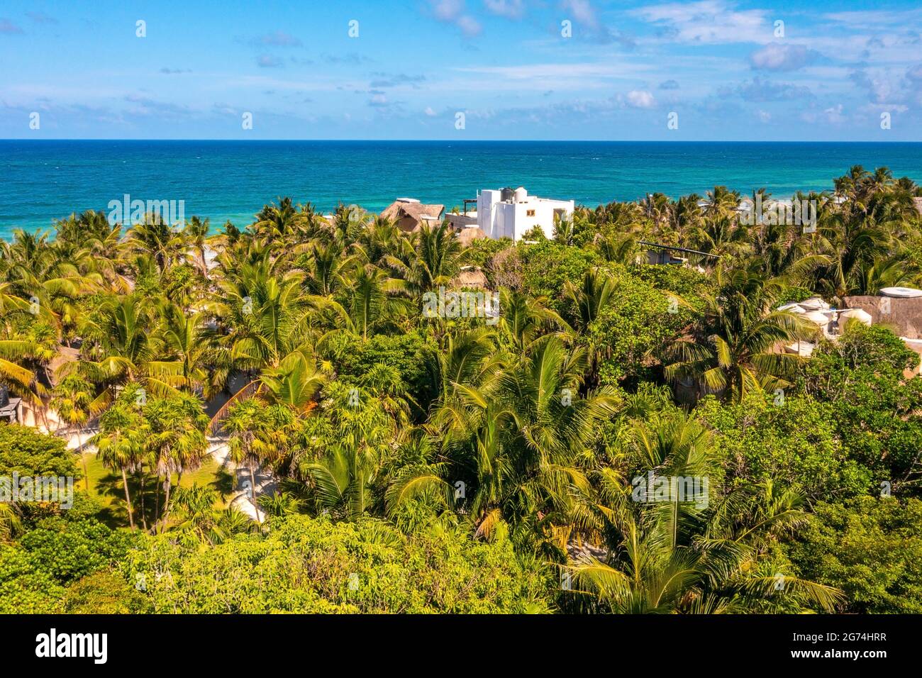 Linea costiera aerea di Tulum sulla spiaggia con un magico mare caraibico e piccole capanne sulla costa. Foto Stock