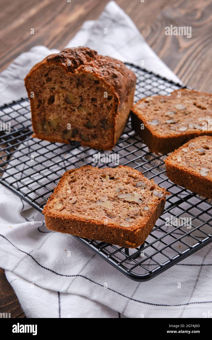 Torta di biscotto intera con noce Foto Stock