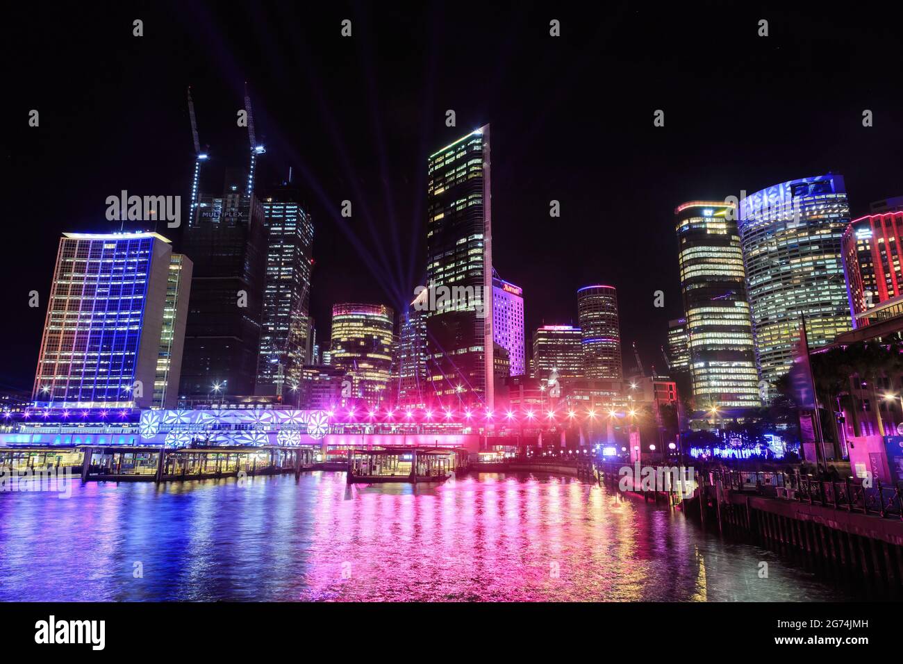 Lo skyline di Sydney, Australia, splendidamente illuminato durante gli spettacoli di luci annuali del festival Vivid Sydney Foto Stock