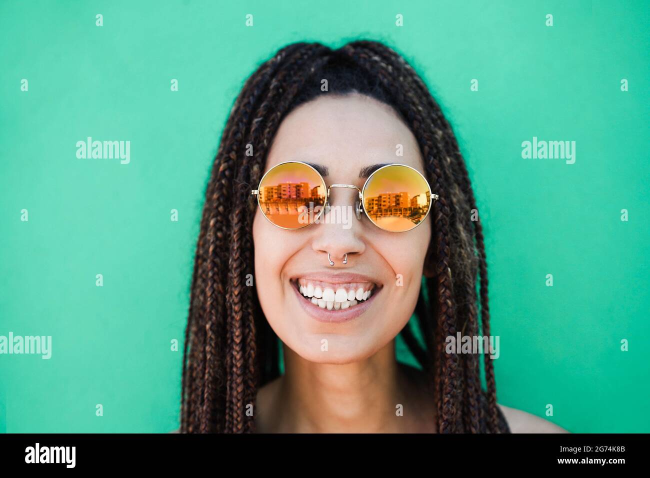 Giovane donna bohémien guardando la macchina fotografica all'aperto in vacanza estiva - Focus sul viso Foto Stock