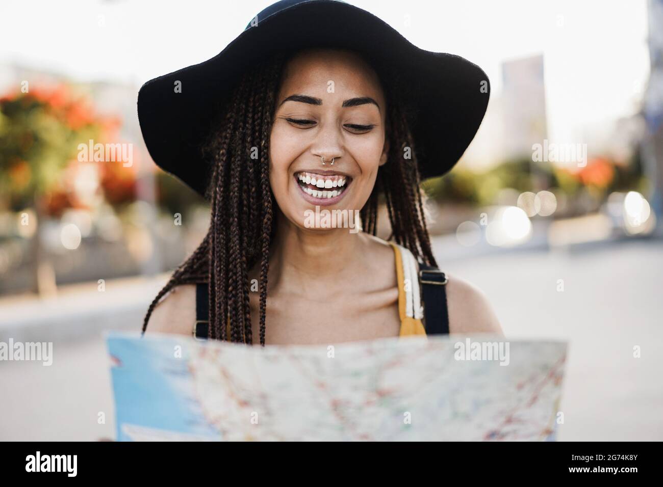 Giovane ragazza turistica hipster usando la mappa all'aperto durante le vacanze estive di viaggio - Focus su viso Foto Stock