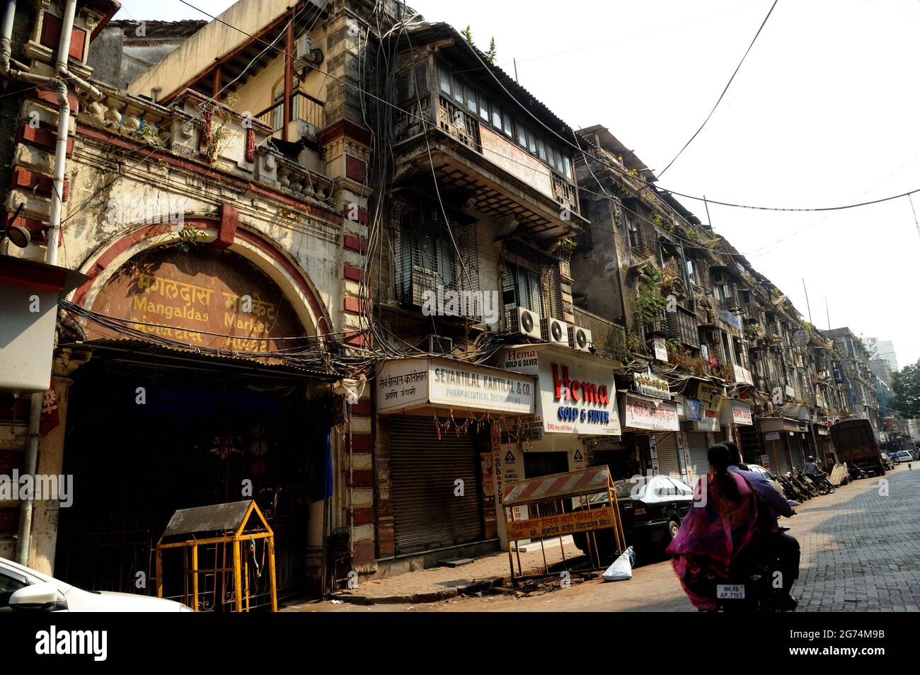 Mumbai Maharashtra India 2017 Mangaldas molto vecchio mercato centinaia di venditori e negozianti vendono tessuti colorati, abbigliamento da questo mercato popolare Foto Stock