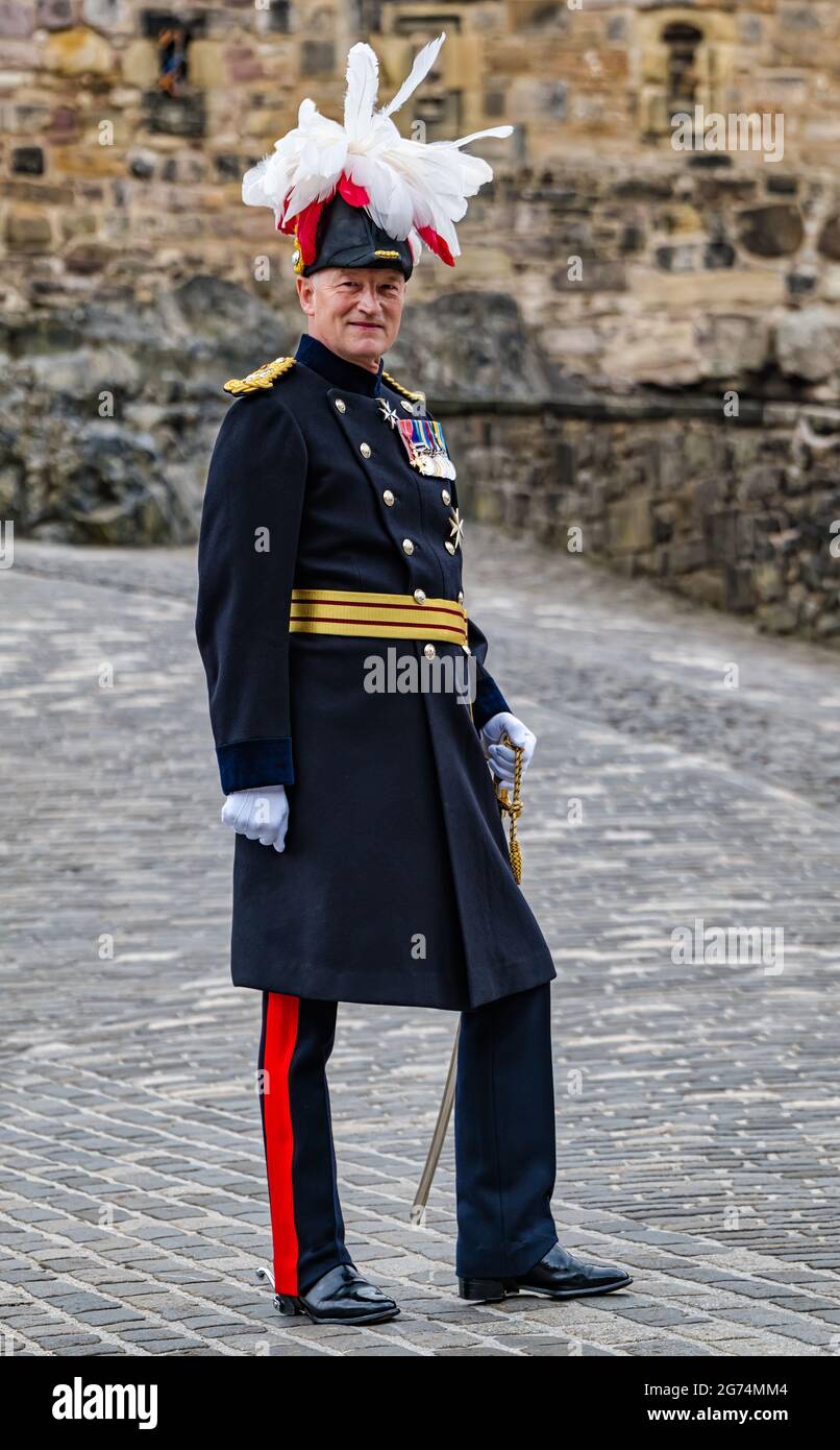 Alastair Bruce, Governatore del Castello di Edimburgo, in uniforme militare a vestito completo durante la cerimonia di installazione, Edimburgo, Scozia, Regno Unito Foto Stock