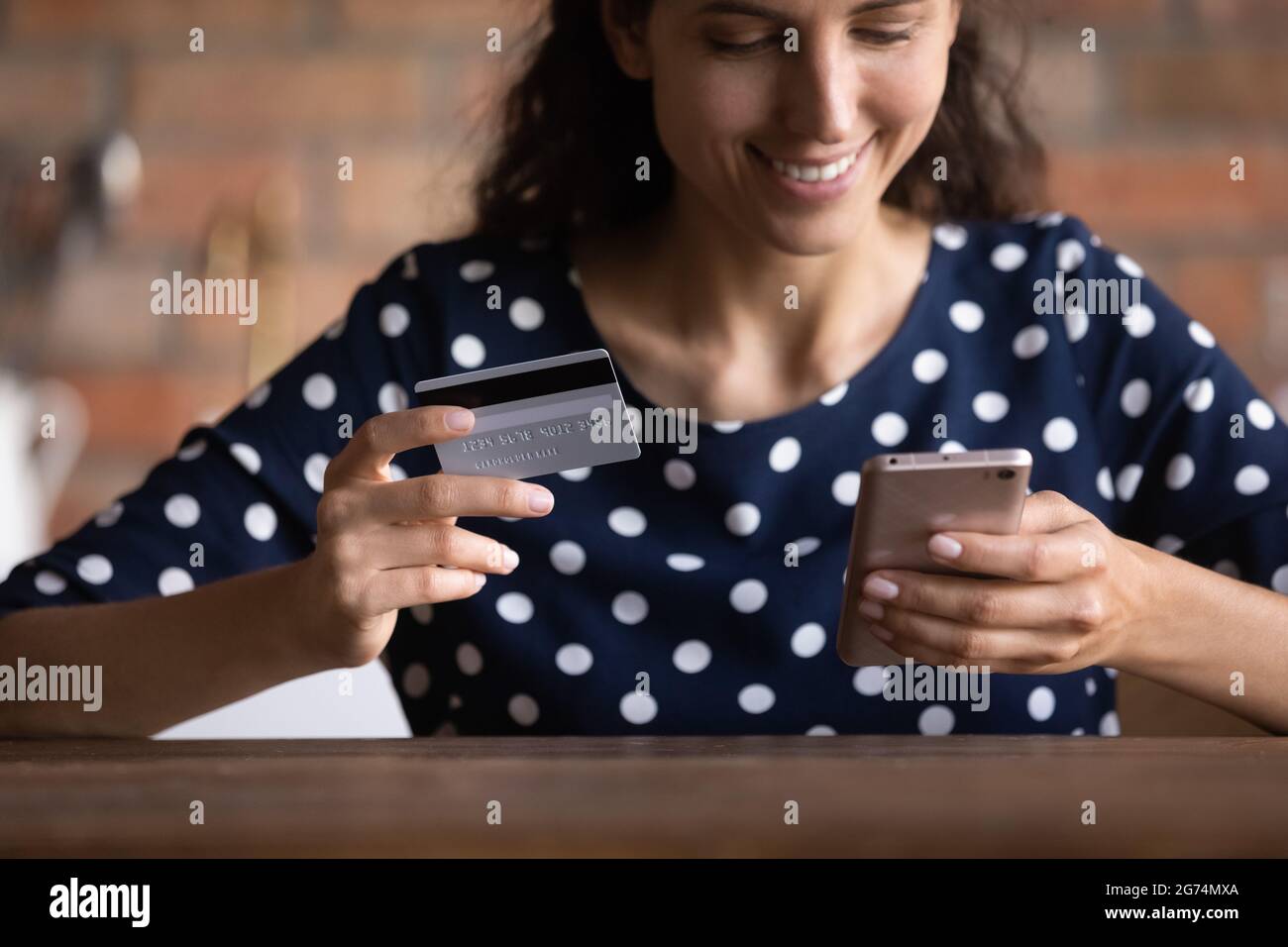 Donna felice di shopping che ordina le merci su Internet, pagando per l'acquisto Foto Stock