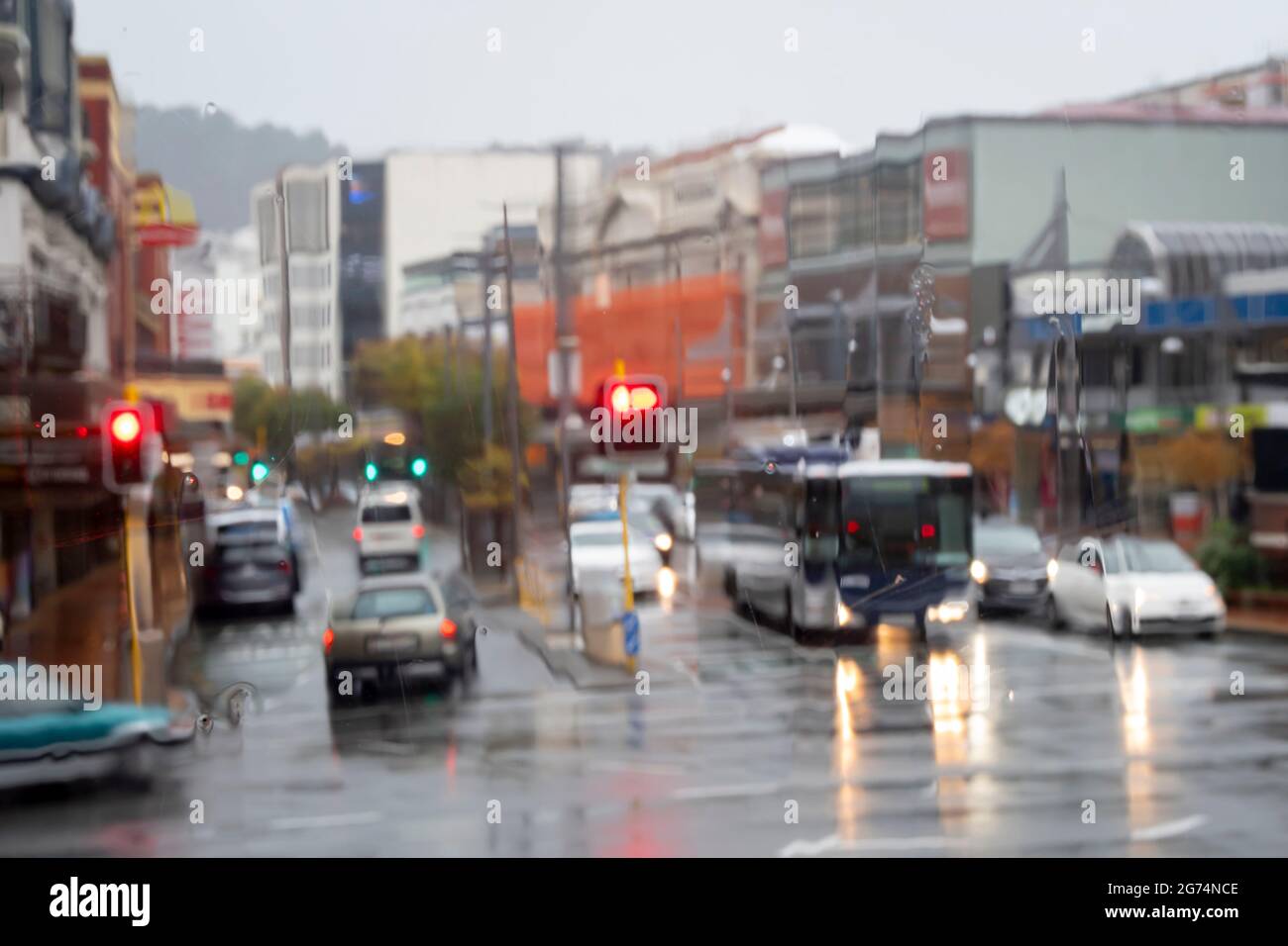 Auto e autobus sulla strada della città in forte pioggia, Courtney Place, Wellington, Isola del Nord, Nuova Zelanda Foto Stock