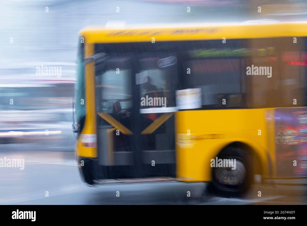 Autobus in movimento, Newtown, Wellington, Isola del Nord, Nuova Zelanda Foto Stock