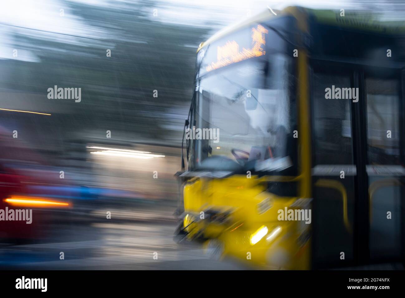 Autobus in movimento, Newtown, Wellington, Isola del Nord, Nuova Zelanda Foto Stock