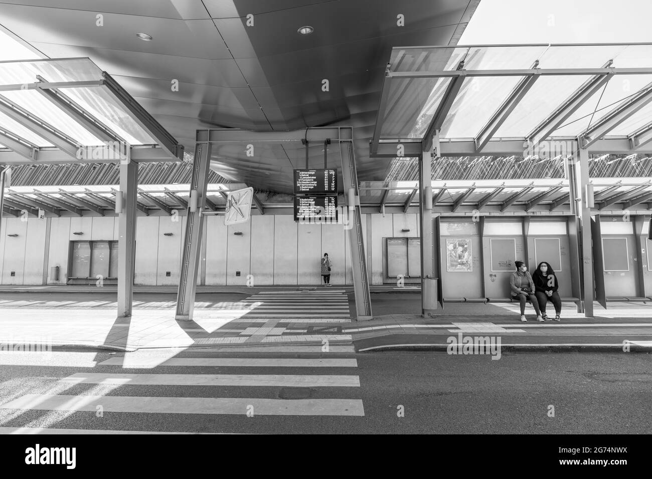 Europa, Lussemburgo, Esch-sur-Alzette, principale stazione degli autobus vicino alla stazione ferroviaria di Esch-sur-Alzette con i passeggeri in attesa di un autobus Foto Stock