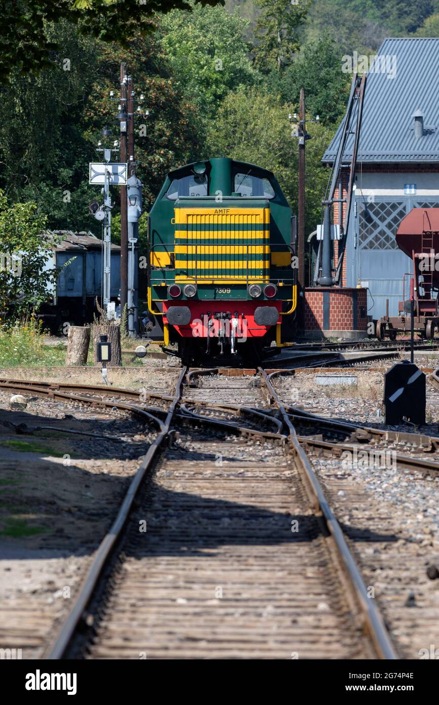 Europa, Lussemburgo, vicino a Differdange, Fond-de-Gras, conservato SNCB Locomotiva diesel numero 7309 shunting nella stazione Yard Foto Stock