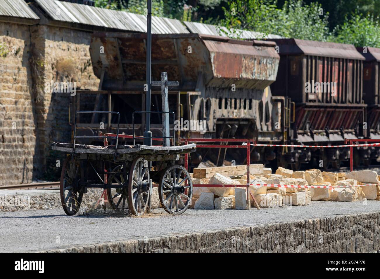 Europa, Lussemburgo, Vicino a Differdange, Stazione Fond-de-Gras con vista del carrello a mano sulla piattaforma e camion industriali a Siding Foto Stock