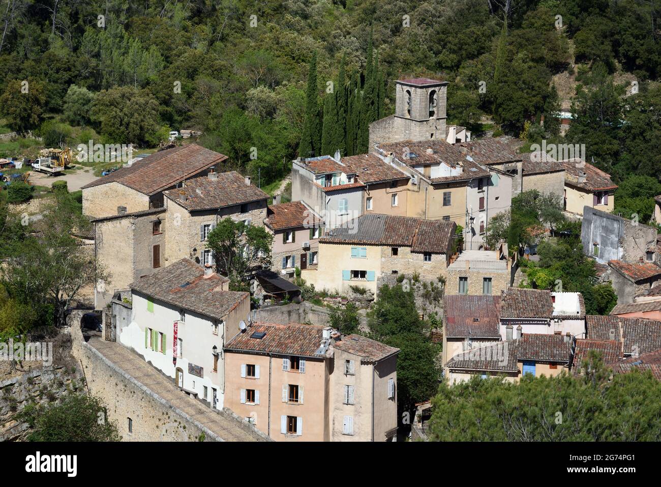 Vista aerea o ad alta angolazione sul centro storico o sul quartiere storico di Entrecasteaux Var Provence France Foto Stock